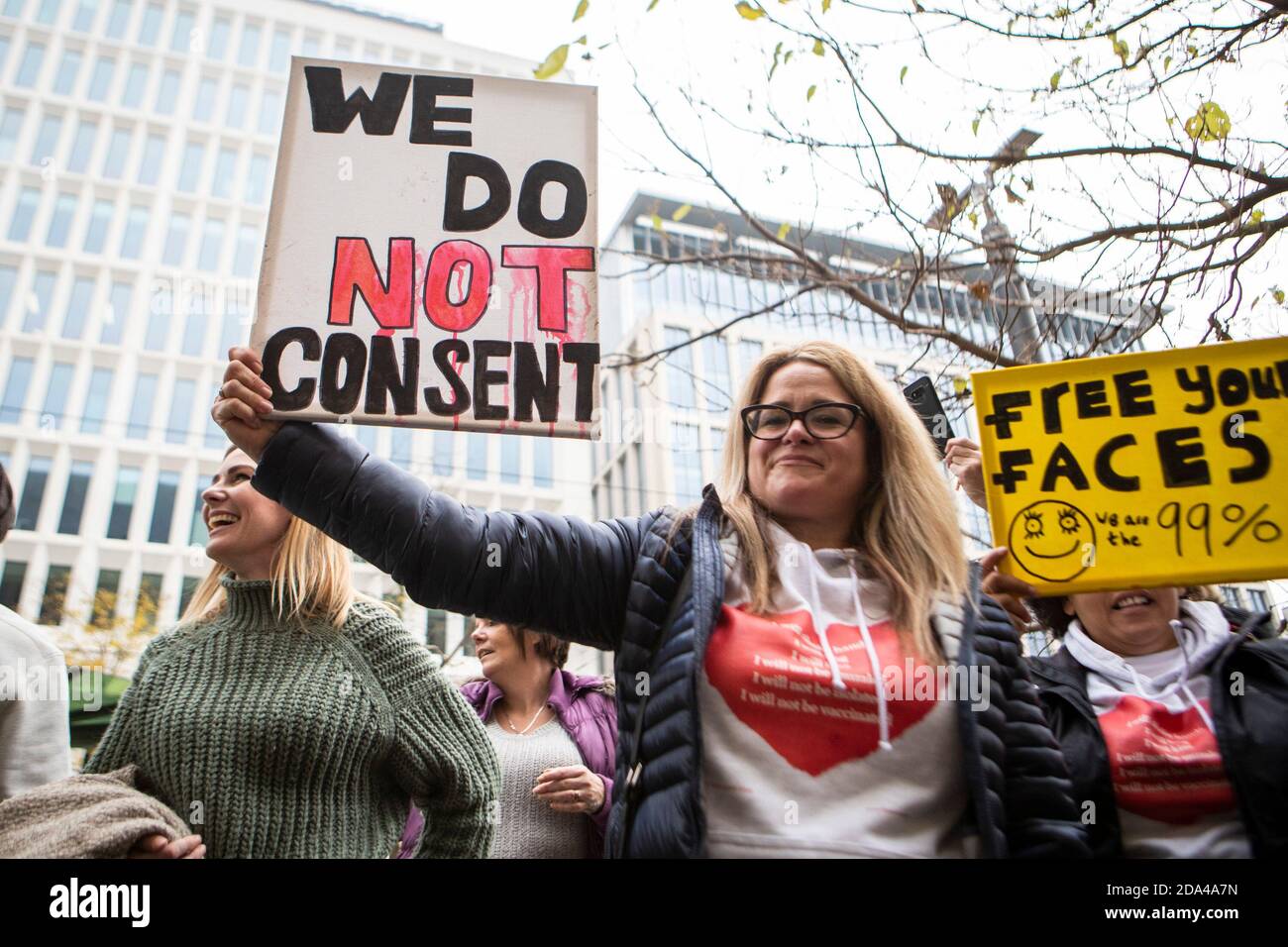 Des personnes sont détenues lors d'une manifestation anti-verrouillage à Piccadilly Gardens, Manchester, pendant le confinement 2. Banque D'Images