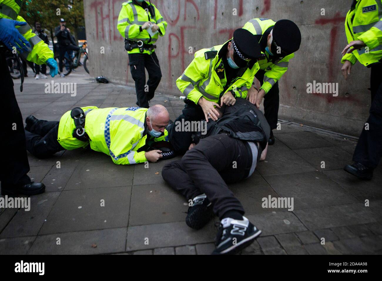 Des personnes sont détenues lors d'une manifestation anti-verrouillage à Piccadilly Gardens, Manchester, pendant le confinement 2. Banque D'Images