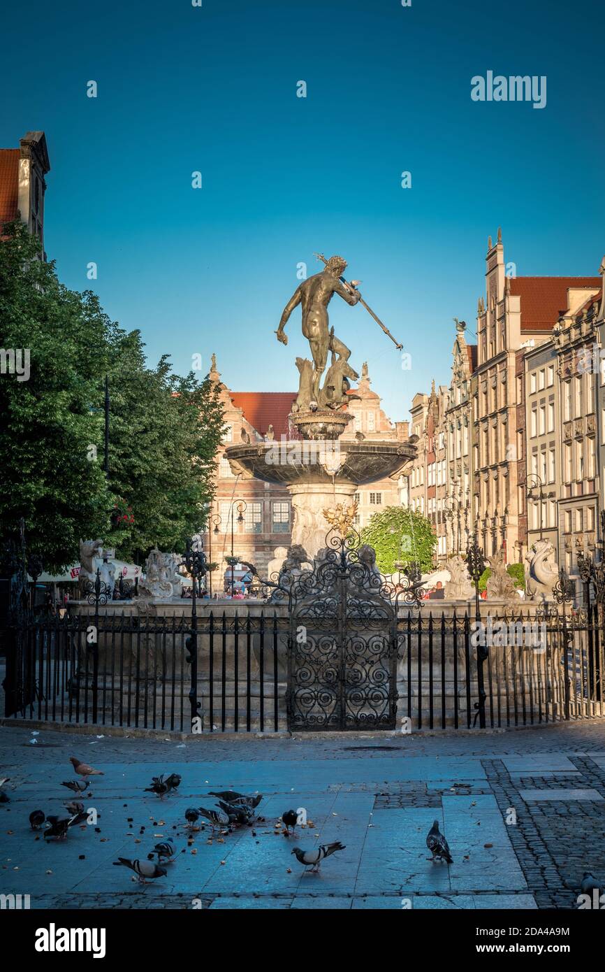 GDANSK, POLOGNE - 03 décembre 2018 : Fontaine de Neptune, symbole de la ville de Gdansk dans la rue par jour Banque D'Images