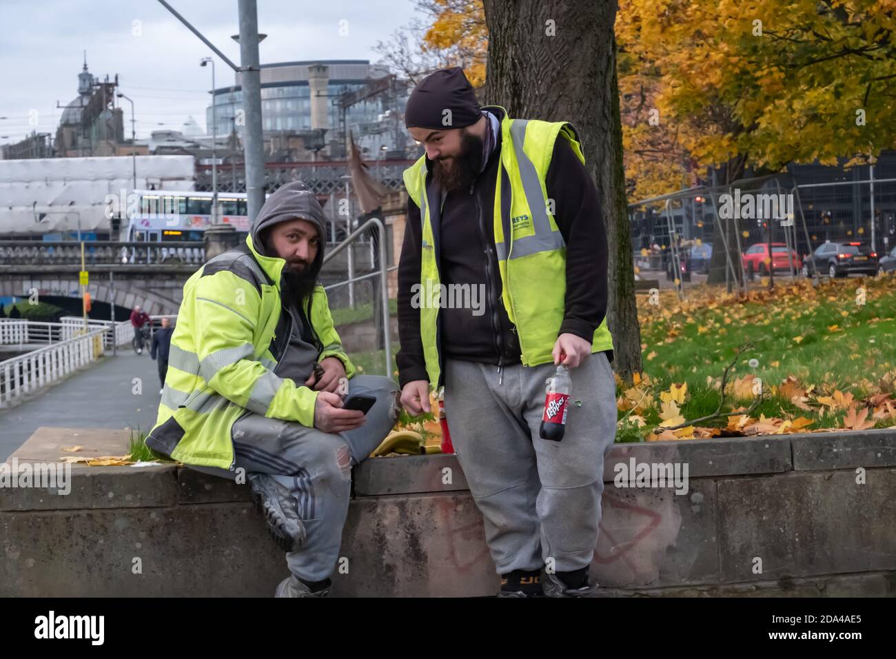 Glasgow, Écosse, Royaume-Uni. 9 novembre 2020. Météo Royaume-Uni. Deux ouvriers du bâtiment prennent une pause. Credit: SKULLY/Alay Live News Banque D'Images