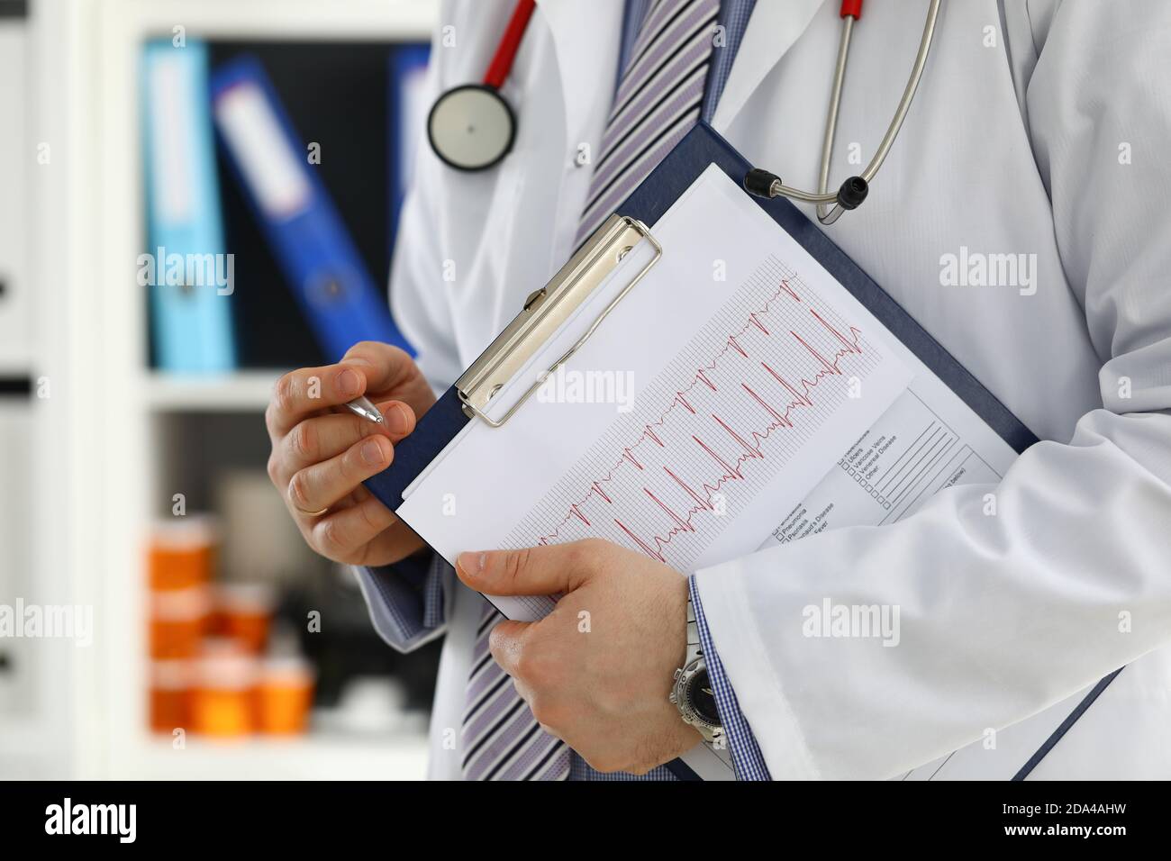 Tampon pour document de prise de main pour médecin mâle Banque D'Images