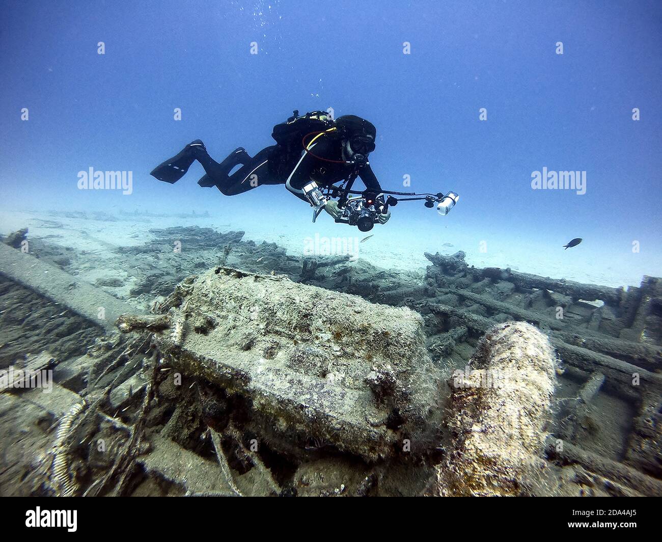 Photographe de plongée sous-marine prenant des photos sur une ancienne épave Banque D'Images