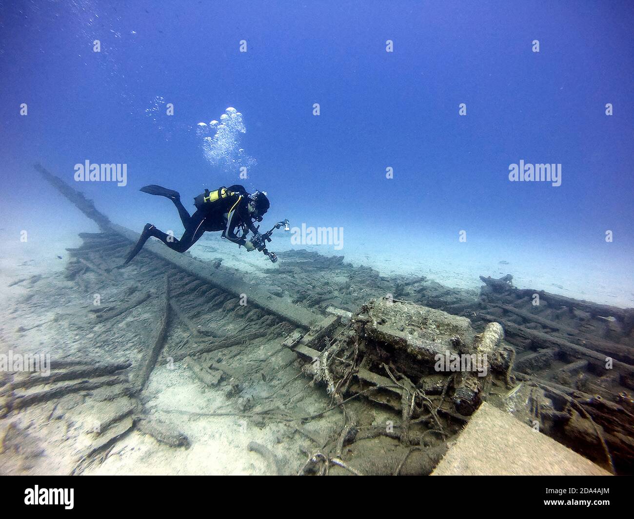 Photographe de plongée sous-marine prenant des photos sur une ancienne épave Banque D'Images