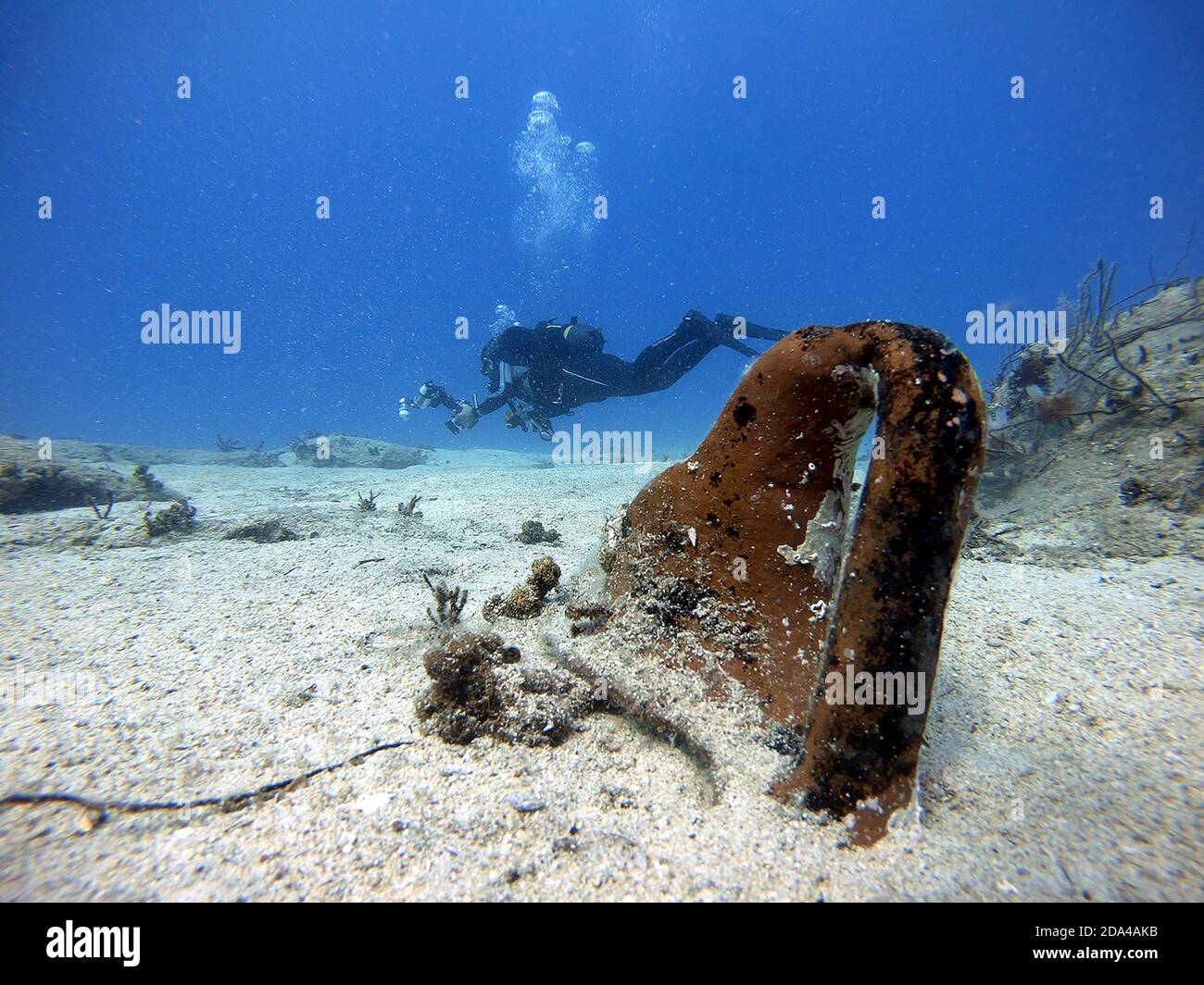 Photographe de plongée sous-marine prenant une photo sur un artefact ancien Banque D'Images