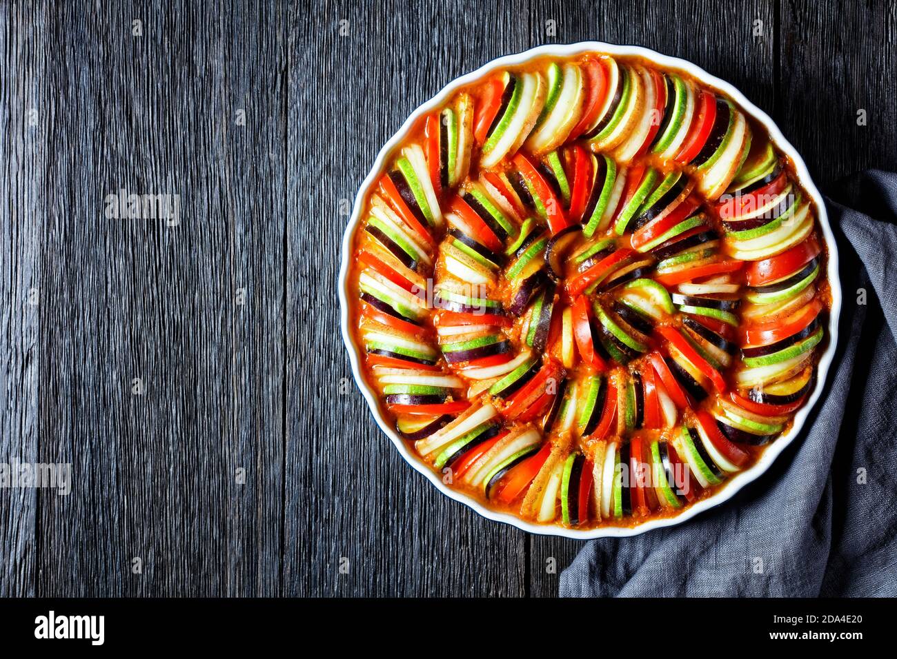 ratatouille, ragoût de légumes en tranches d'aubergines, courgettes, tomates, cuisine française, vue horizontale depuis le dessus, espace libre Banque D'Images