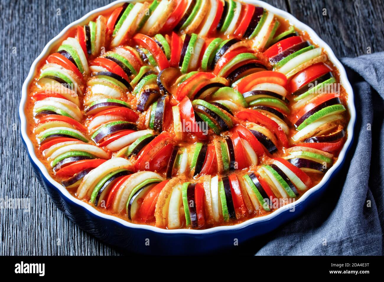 ratatouille, ragoût de légumes en tranches d'aubergines, courgettes, tomates, cuisine française, vue horizontale d'en haut, gros plan Banque D'Images