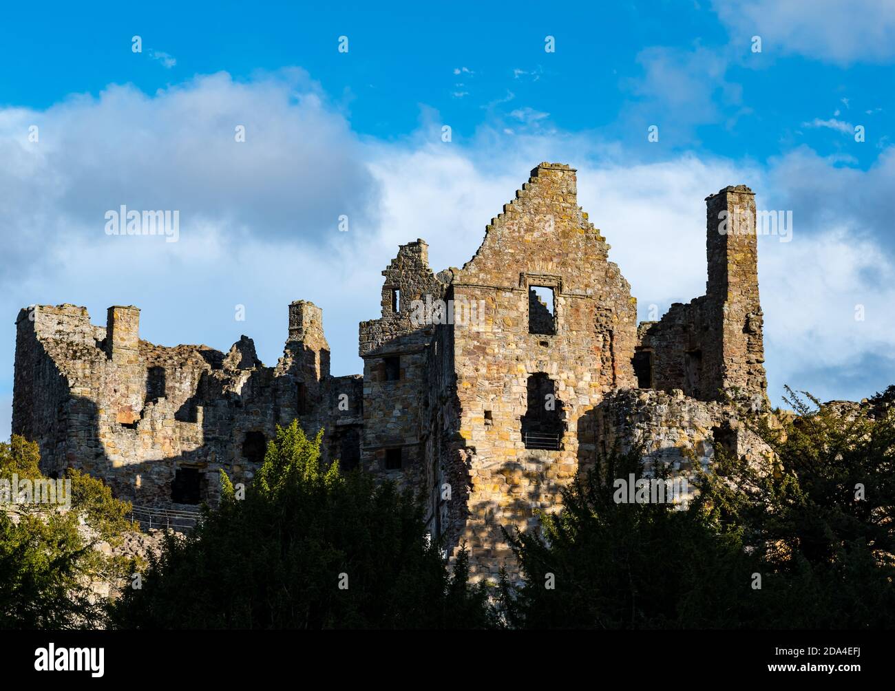 Hauts murs ruinés du château médiéval de Dirleton par temps ensoleillé avec ciel bleu, East Lothian, Écosse, Royaume-Uni Banque D'Images