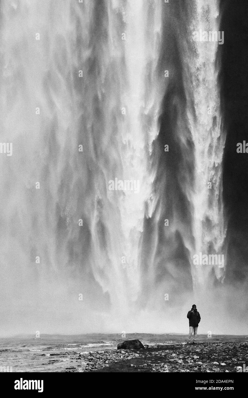 Cascade de Skogafoss, célèbre monument naturel en Islande, en Europe Banque D'Images