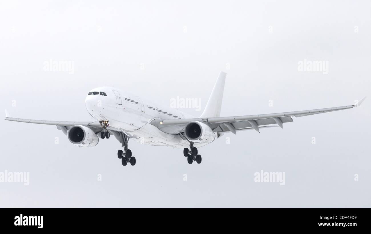 Doublure d'air blanche côté passager avec châssis dans le ciel, vue latérale, mode d'atterrissage. Vol moderne en avion Banque D'Images
