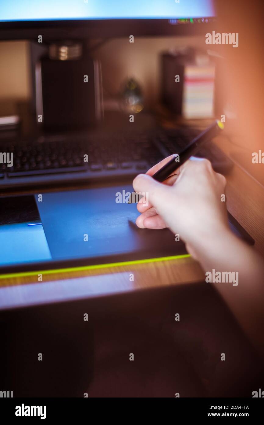La conception graphique fonctionne sur une tablette graphique d'ordinateur, une tablette à stylet. Concentrez-vous sur la tablette graphique. Banque D'Images
