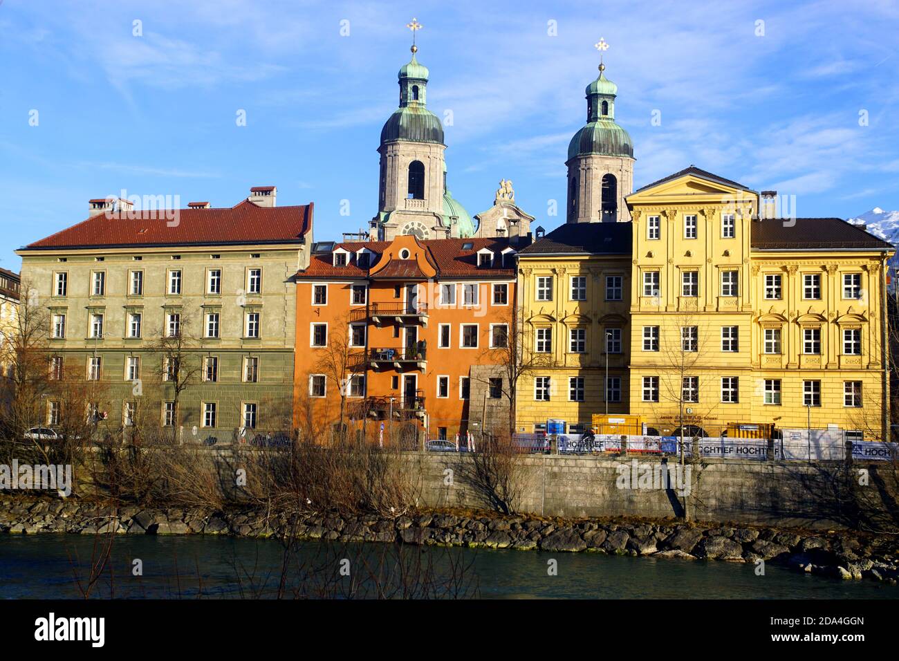 Les rives de l'Inn River et de la cathédrale Saint-Jakob à Innsbruck, Autriche Banque D'Images