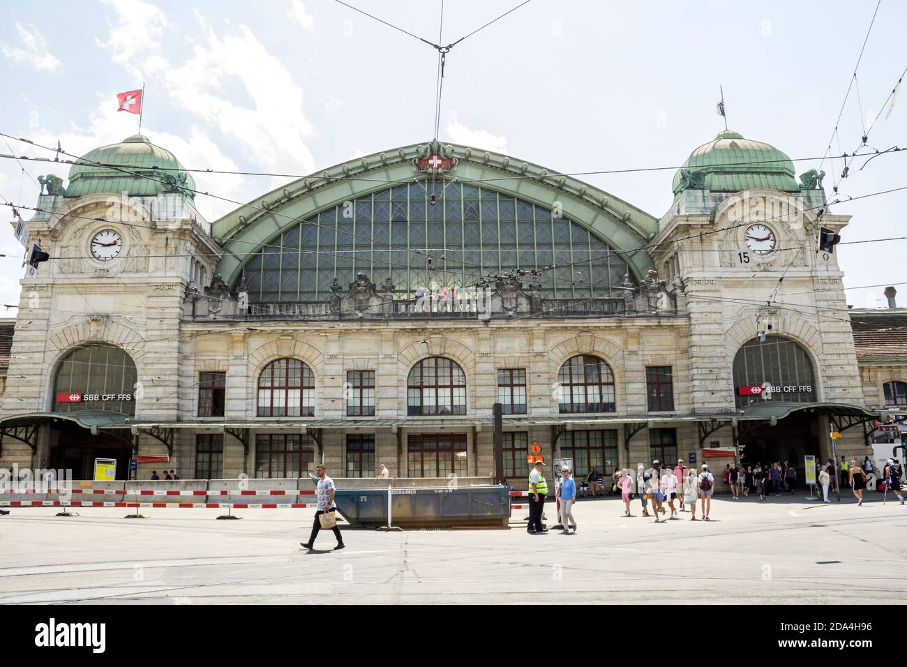 Bâle, SUISSE - 1er juillet 2019 : gare principale (Bahnhof Basel SBB) et  trams Transit depuis la gare Photo Stock - Alamy
