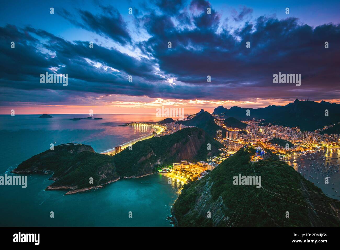 Vue nocturne panoramique sur la côte de la ville de Rio de Janeiro depuis Le mont Sugarloaf Banque D'Images