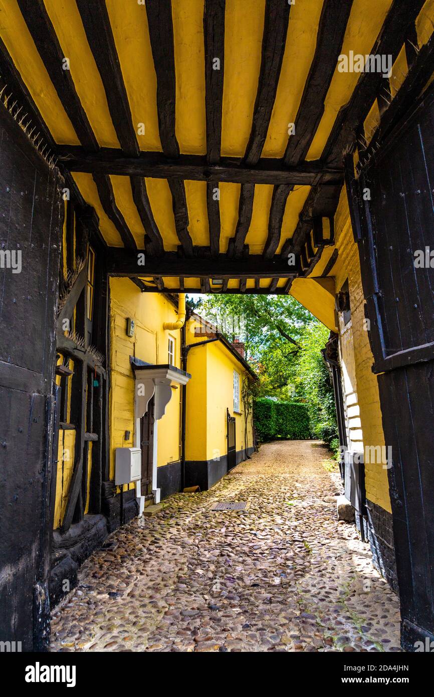 Passage dans une maison de style Tudor jaune à côté de l'église de Sainte-Marie la Vierge sur Church Street, Baldock, Hertfordshire, Royaume-Uni Banque D'Images