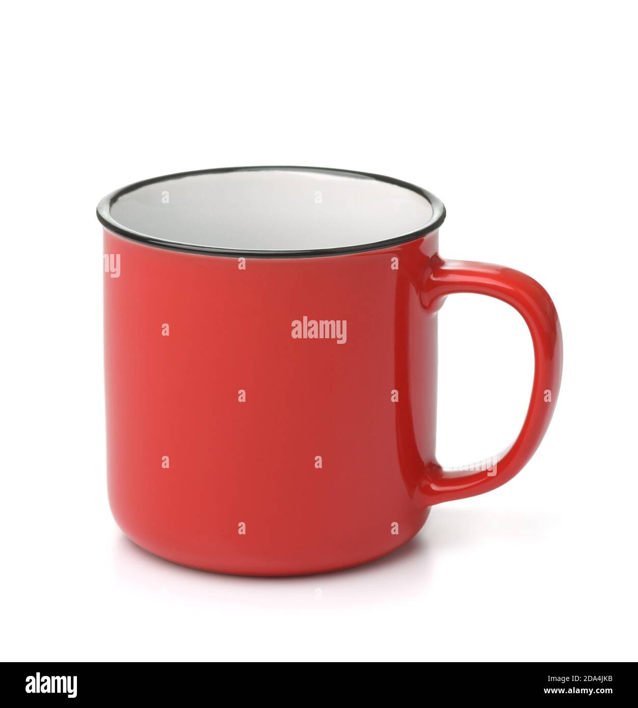 Tasse à café en céramique rouge isolée sur blanc Banque D'Images