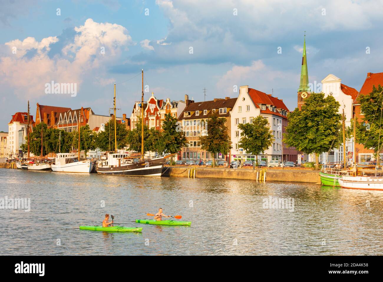 Lübeck: rivière Untertrave, port de musée à la banque Wenditzufer, Ostsee (mer Baltique), Schleswig-Holstein, Allemagne Banque D'Images