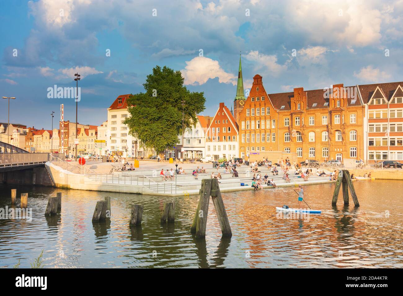 Lübeck: rivière Untertrave, place Drehbrückenplatz, gens à pas, Ostsee (mer Baltique), Schleswig-Holstein, Allemagne Banque D'Images