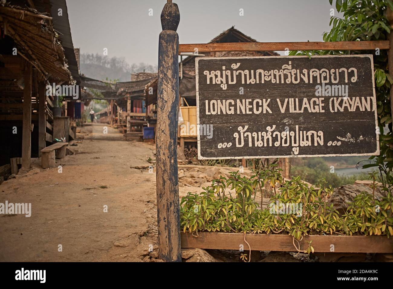 Mae Hong son, Thaïlande, mars 2012. Affiche pour l'entrée du village à col long, du groupe ethnique Karen. Banque D'Images