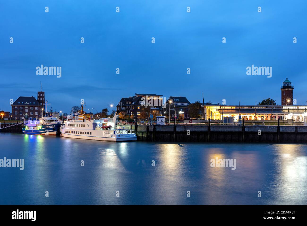 Port de Cuxhaven, Allemagne à la tombée de la nuit Banque D'Images