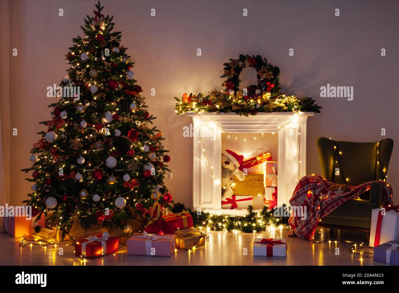 Guirlande lumineuse sapin de Noël avec cadeaux intérieur nuit nouvel an  Photo Stock - Alamy