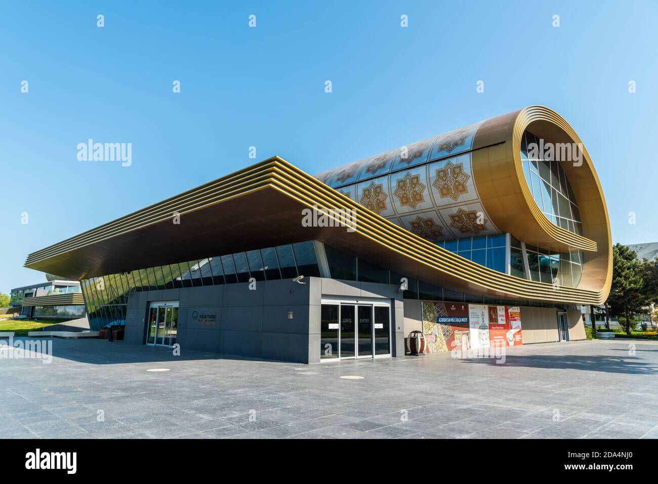 Bakou, Azerbaïdjan – 2 août 2020. Musée de la moquette, conçu comme un tapis partiellement ouvert, sur le boulevard de bord de mer à Bakou. Conçu par l'architecte autrichien FR Banque D'Images