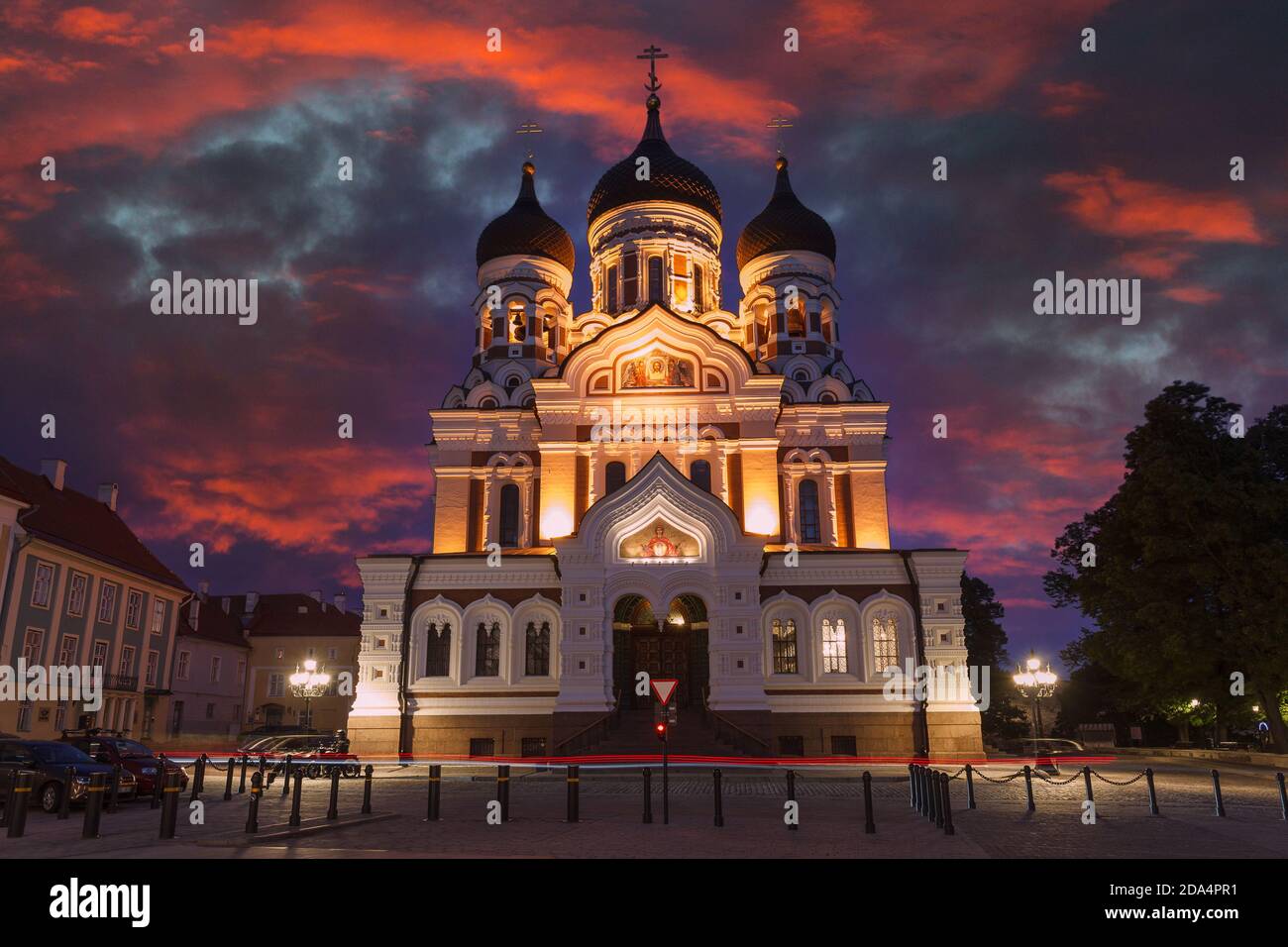 Vue nocturne de la cathédrale Alexandre Nevsky, Tallinn, Estonie. Coucher de soleil spectaculaire Banque D'Images
