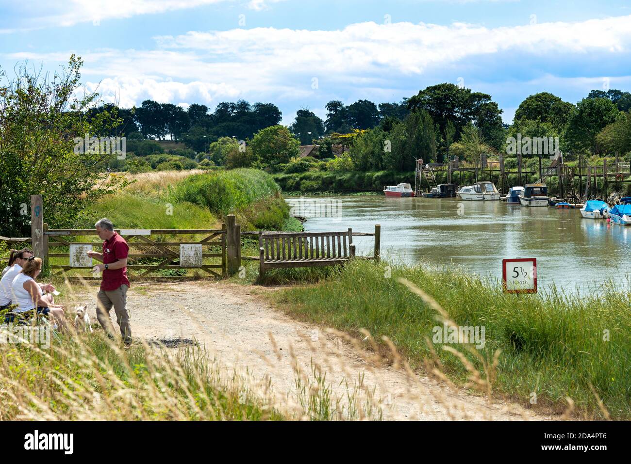 Deux couples s'assoient le long de la rivière des marées Arun lors d'une chaude journée d'été en juillet - Arundel, West Sussex, Angleterre, Royaume-Uni Banque D'Images