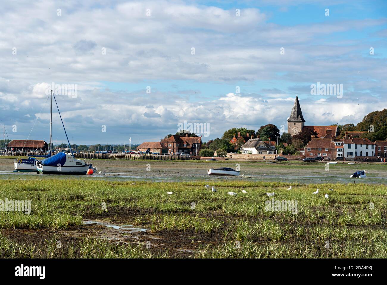 Le pittoresque village de Bosham, dans le port de Chichester, à marée basse en été, avec ses belles maisons et ses vieilles maisons, West Sussex, Angleterre, Royaume-Uni Banque D'Images