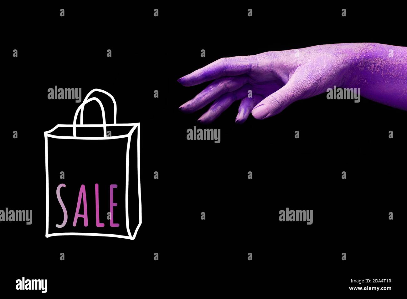 Une belle main femelle de couleur pourpre veut prendre sac avec la vente  sur un fond noir isolé, bannière concept art Photo Stock - Alamy