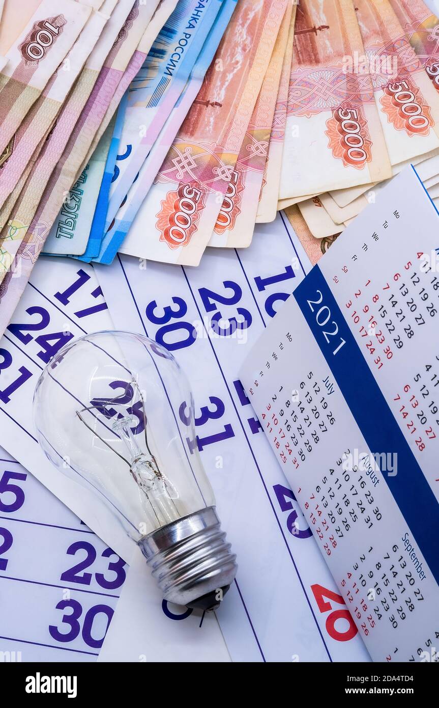 Argent et ampoule, calendrier et Bloc-notes avec stylo, calendrier 2021 et argent Banque D'Images