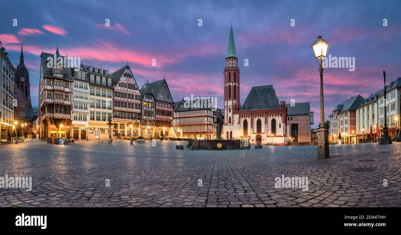 Francfort, Allemagne. Panorama de Romerberg - place du marché historique avec maisons en bois allemandes au crépuscule Banque D'Images