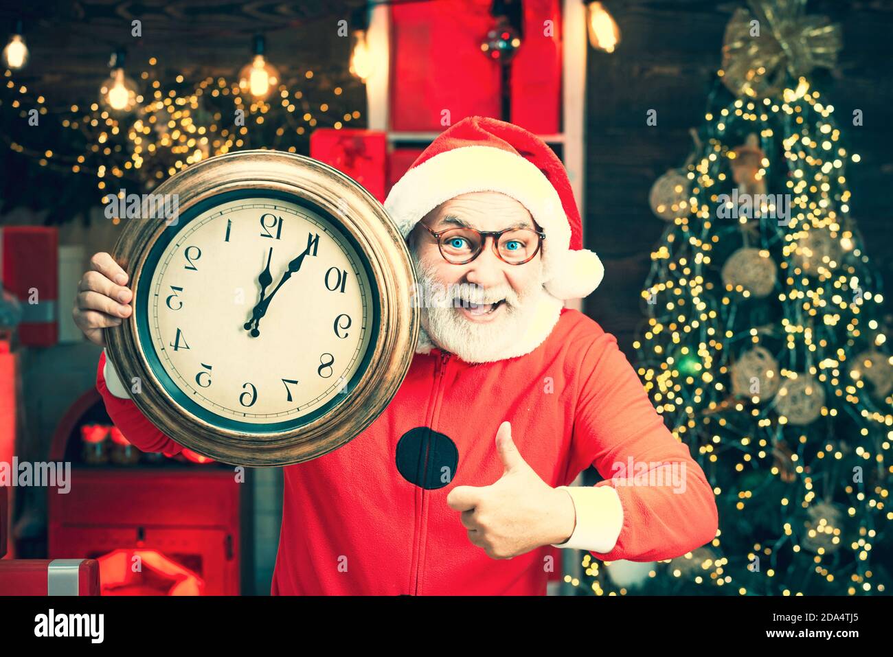 Photo De L Horloge Du Pere Noel Montrant Cinq Minutes A Minuit Portrait Du Pere Noel Surprise Et Drole Noel Joyeux Noel Salutation Photo Stock Alamy
