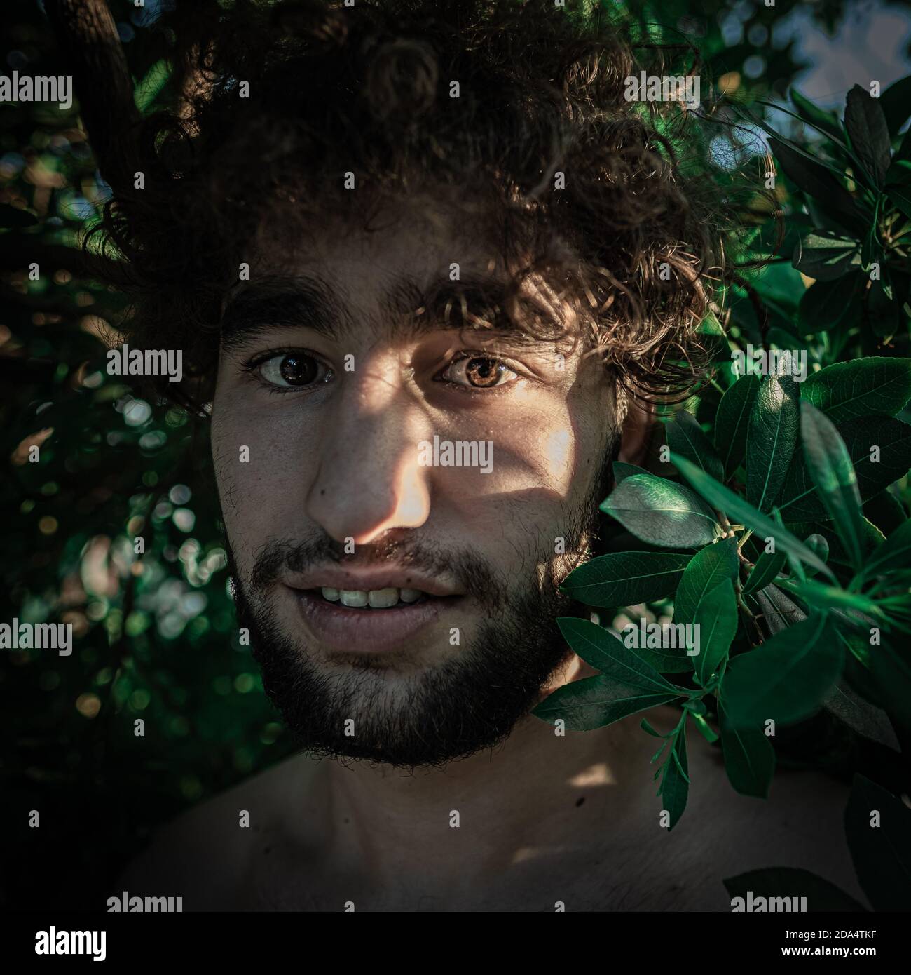 Portrait étroit de l'homme latin dans la jungle entre les arbres Banque D'Images