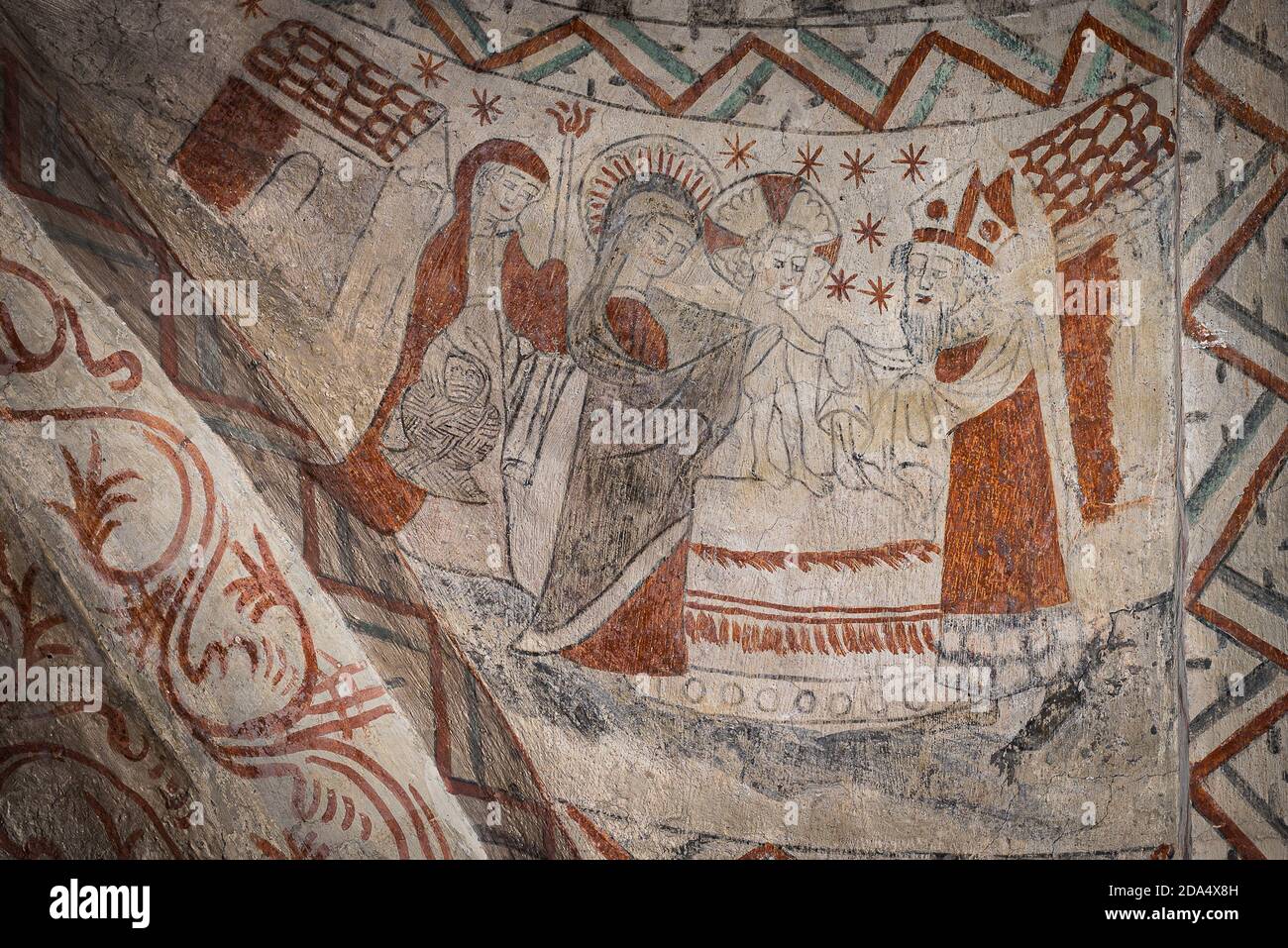 Marie remet le bébé Jésus au prêtre Simeon, fresque ancienne de l'église de Tuse, Danemark, 16 juillet 2020 Banque D'Images