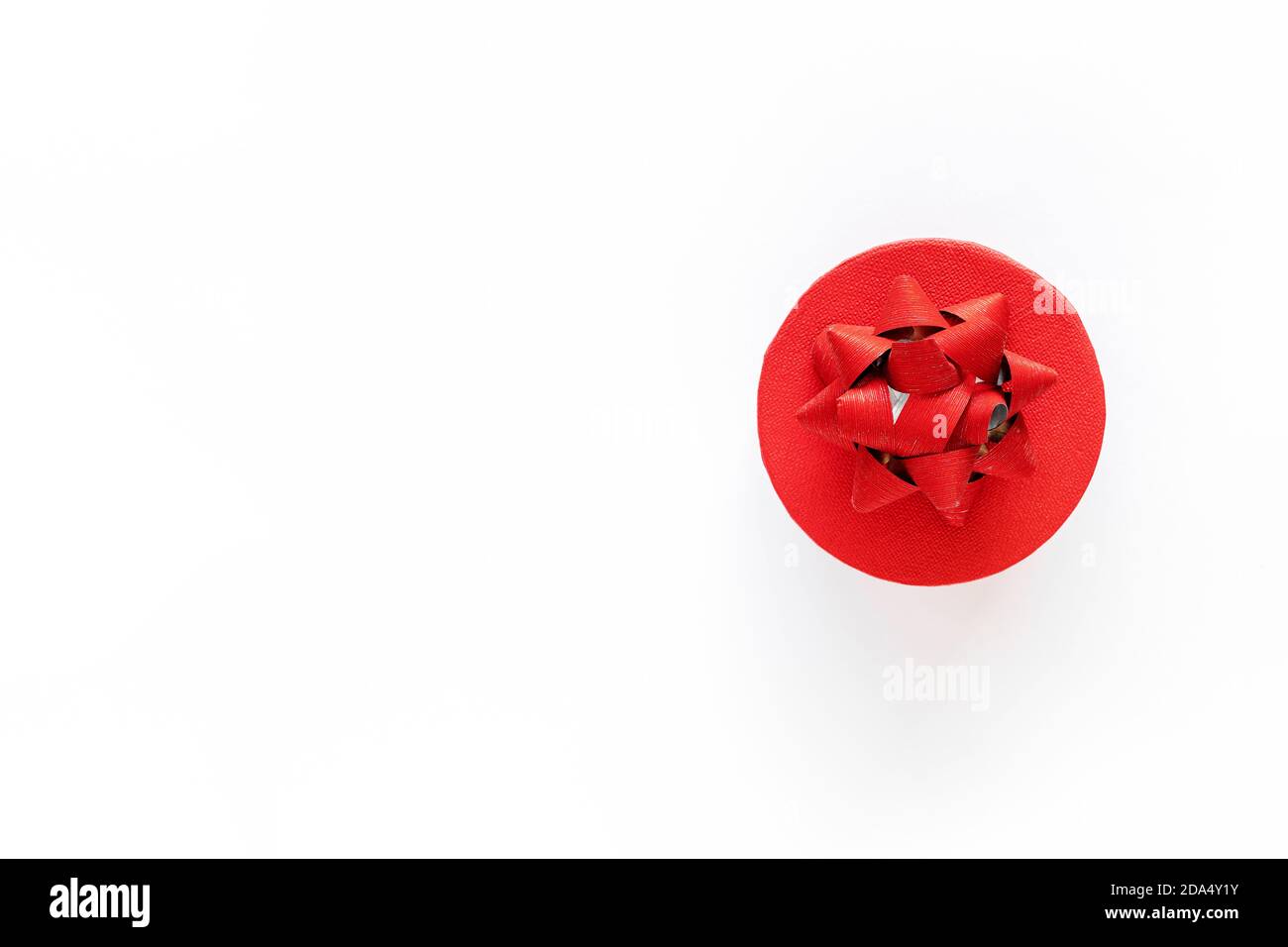Boîte-cadeau rouge avec noeud décoratif sur surface blanche, vue du dessus, espace de copie. Concept de vacances, nouvel an ou Noël, fête d'été ou cadeau de Saint-Valentin Banque D'Images