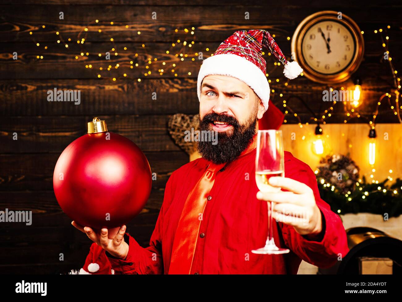 Noel homme a la mode robe rouge tenir la bombe. Fete de Noel. Un essor creatif. Pere Noel hipster. Preparation de Noel Photo Stock Alamy