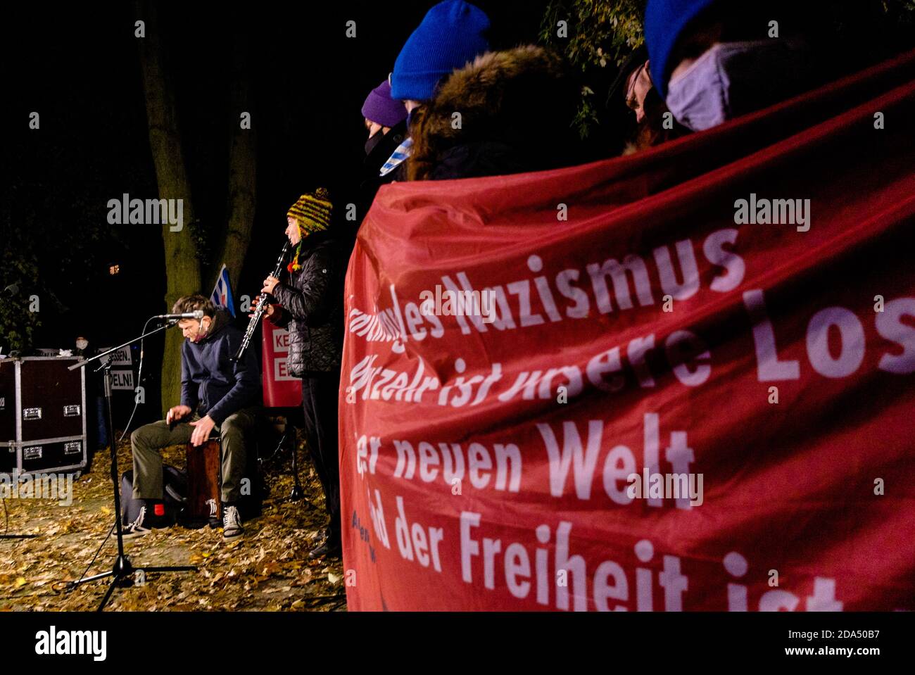 Berlin, Berlin, Allemagne. 9 novembre 2020. Le groupe Zhetwa joue alors que les gens commémorent les victimes du régime nazi lors d'un rassemblement du Mémorial de la Déportation de LevetzowstraÃŸe à Berlin-Moabit, à l'occasion du 82e anniversaire des pogroms antisémites de novembre 9, 1938 également connu sous le nom de Kristallnacht ou nuit des lunettes brisées. Les attaques commises par les Nazis étaient le prélude à la violence contre les Juifs. Environ 400 000 juifs ont été assassinés dans la nuit, et des centaines d'autres ont été arrêtés, déportés et torturés. Plus de 1,400 synagogues ainsi que des milliers de magasins, d'appartements et de juifs Banque D'Images