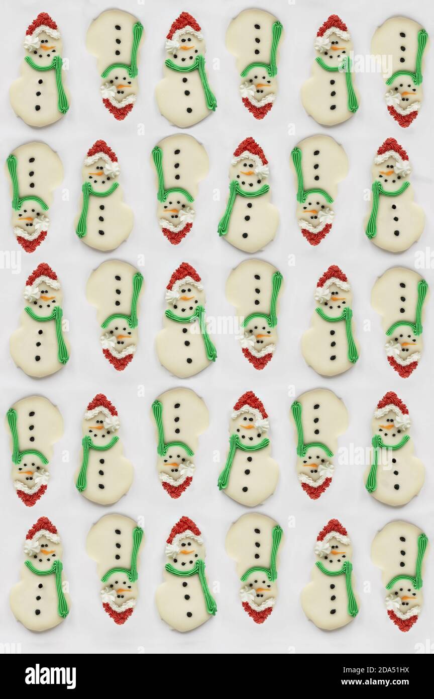 Noël glacé biscuits Snowman ou biscuits avec nez de carotte, chapeau de père Noël et foulard. Les bonhommes de neige ont pris une photo à partir d'une position de pose à plat ou de vue de dessus Banque D'Images