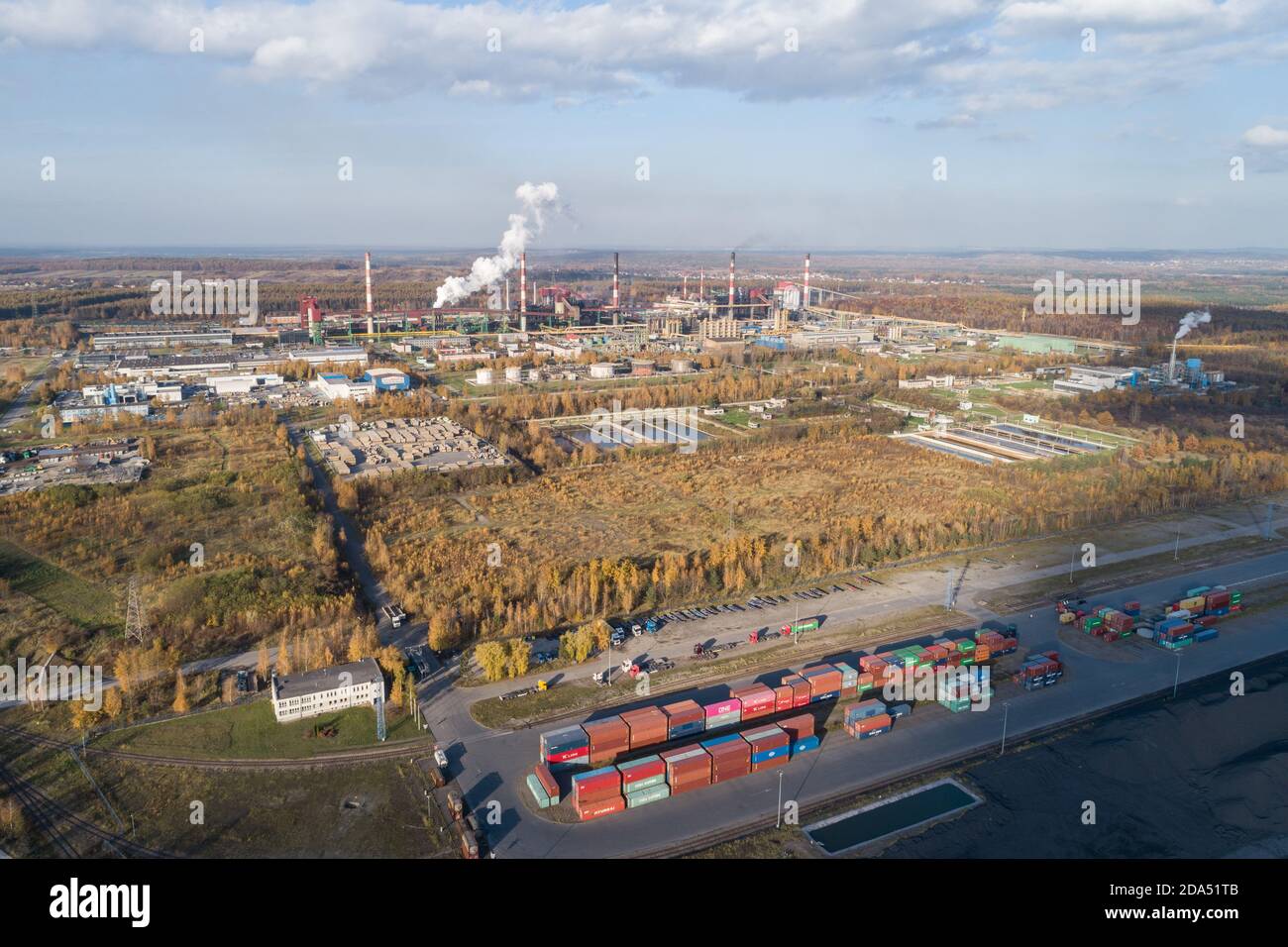 Usine de cokage. Usine de coke.Industrie lourde en Europe, Pologne, Dabrowa Gornicza. Pollution de l'air par les cheminées. Écologie et environnement. Prise de diagnostic d'antenne Banque D'Images