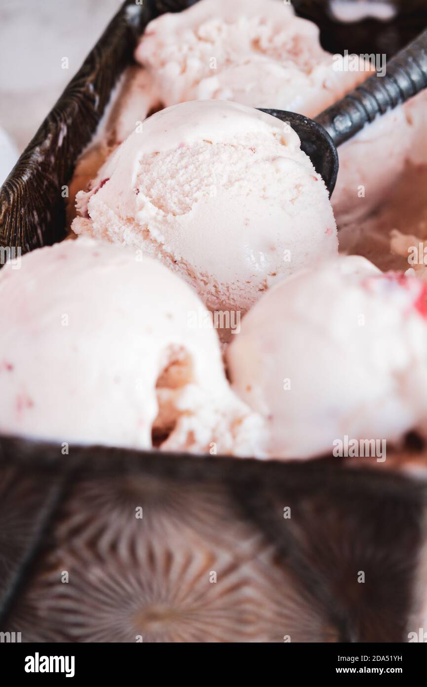 Moule à pain vintage avec glace aux fraises maison. Mise au point sélective sur la pelle au centre. Banque D'Images