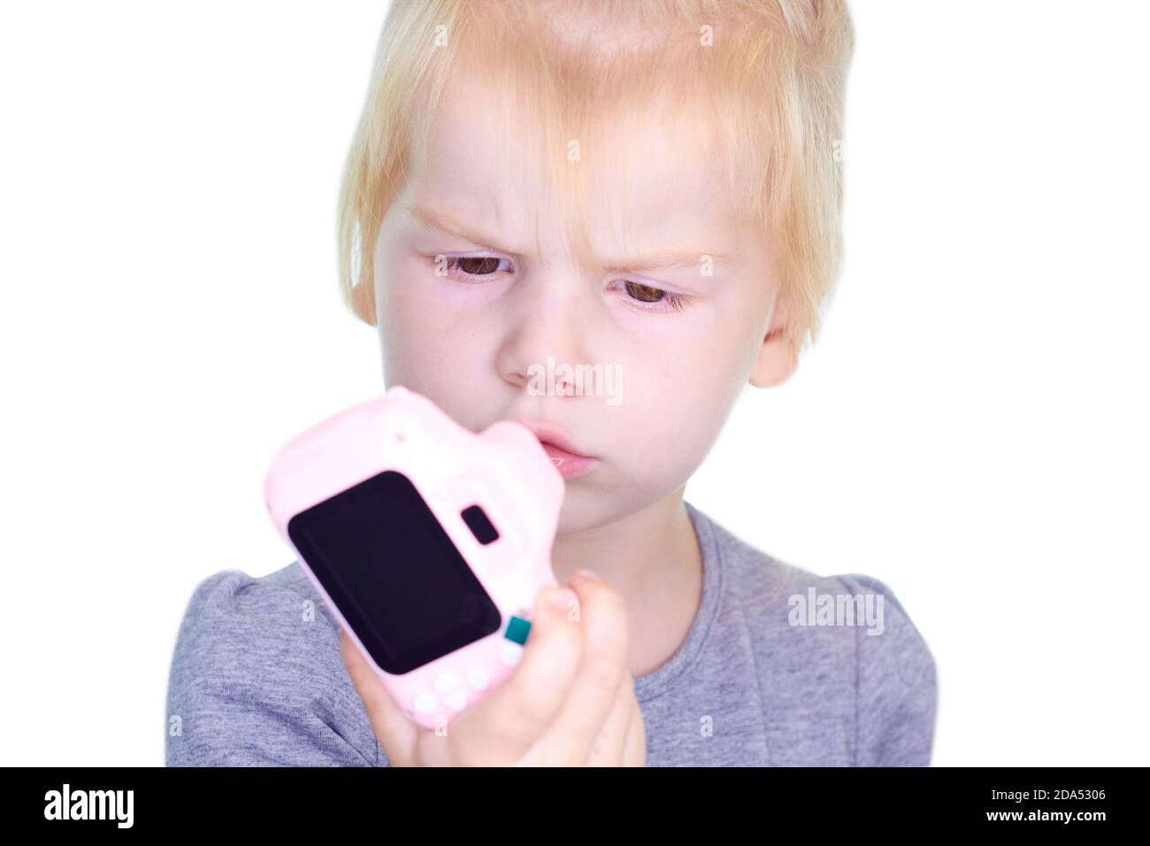 Portrait d'une petite fille tenant un appareil photo isolé Banque D'Images