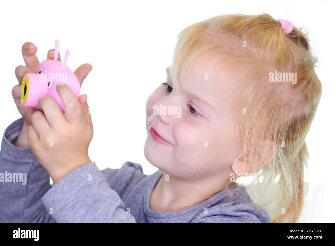 Portrait d'une petite fille tenant un appareil photo isolé Banque D'Images