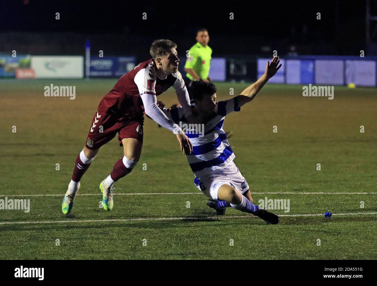 Elliot Benyon d'Oxford City est fouillé par Fraser Horsfall de Northampton Town pour une pénalité lors du premier match de la coupe FA à Marsh Lane, Oxford. Banque D'Images