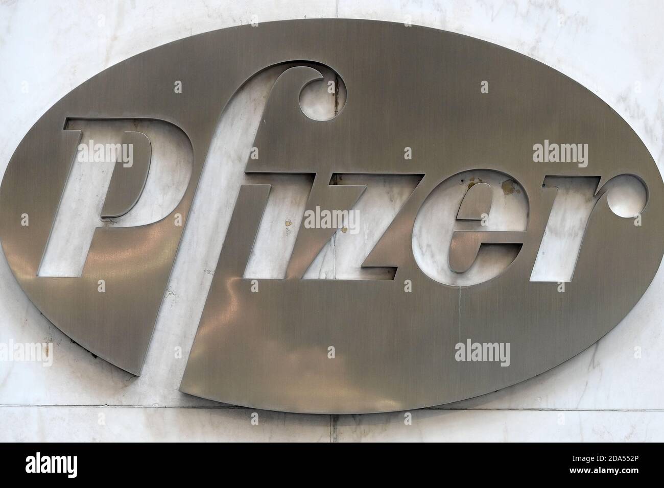 Un logo Pfizer en laiton est visible à l'entrée du siège mondial de Pfizer après que le fabricant de médicaments a annoncé que les premiers tests sur son vaccin expérimental COVID-19 étaient efficaces à 90 % et pourraient être disponibles d'ici la fin de l'année, New York, NY, le 9 novembre 2020. Alors que les États-Unis ont établi une vague record de cas de coronavirus, le Dow Jones s'est envolé dans les premières négociations sur les nouvelles de l'efficacité du vaccin, bien qu'il ait été signalé qu'environ 50 millions de doses seulement seraient disponibles au début et seraient distribuées aux travailleurs de la santé et aux personnes les plus exposées au risque de contracter le coronavirus. (Anthony Behar/ Banque D'Images