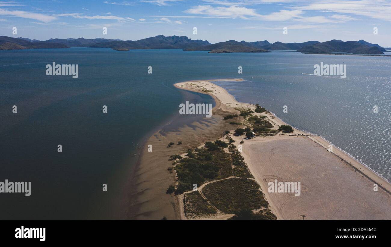 Plage et estuaire sur l'île El Maviri. Bande côtière dans le nord de Sinaloa entre la baie de Topolochampo et la mer de Cortez appartenant à Los Mochis, Mexique. (Photo par Luis Gutierrez / Norte photo /) Playa y estero en la isla El Maviri. Franja costera en el norte de Sinaloa entre la Bahía de Topologampo y el Mar de Cortés perteneciente a Los Mochis, Mexique. (Photo par Luis Gutierrez/Norte photo/) Banque D'Images