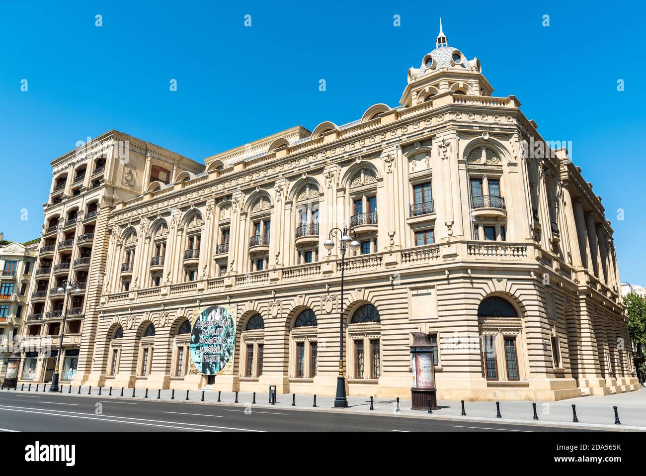 Bakou, Azerbaïdjan – 8 août 2020. Bâtiment abritant le Théâtre national azerbaïdjanais de comédie musicale sur l'avenue Neftcheler à Bakou. Banque D'Images