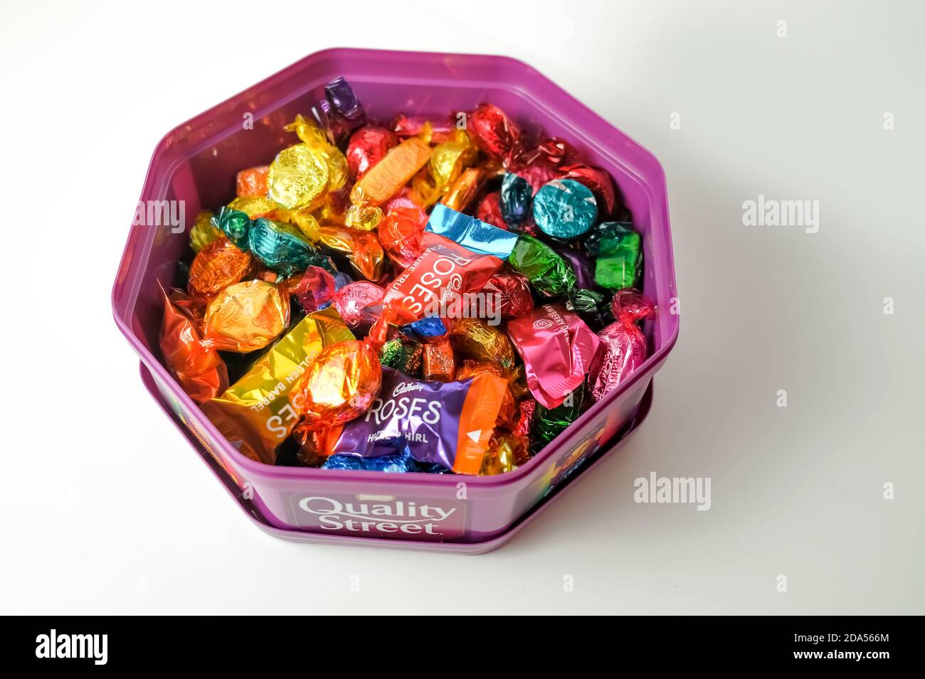 Norwich, Norfolk, Royaume-Uni – novembre 08 2020. Photo éditoriale d'une boîte en plastique pleine de chocolats Quality Street. Banque D'Images