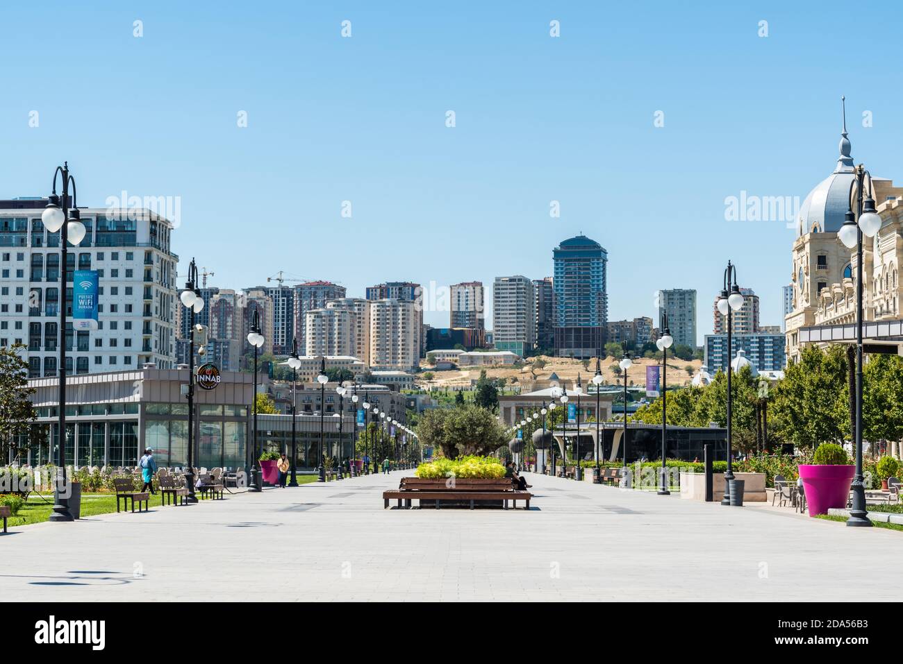 Bakou, Azerbaïdjan – 2 septembre 2020. Vue sur le parc d'hiver de Bakou, Azerbaïdjan. Vue sur les pistes de Yasamal, avec des bâtiments et des personnes. Banque D'Images
