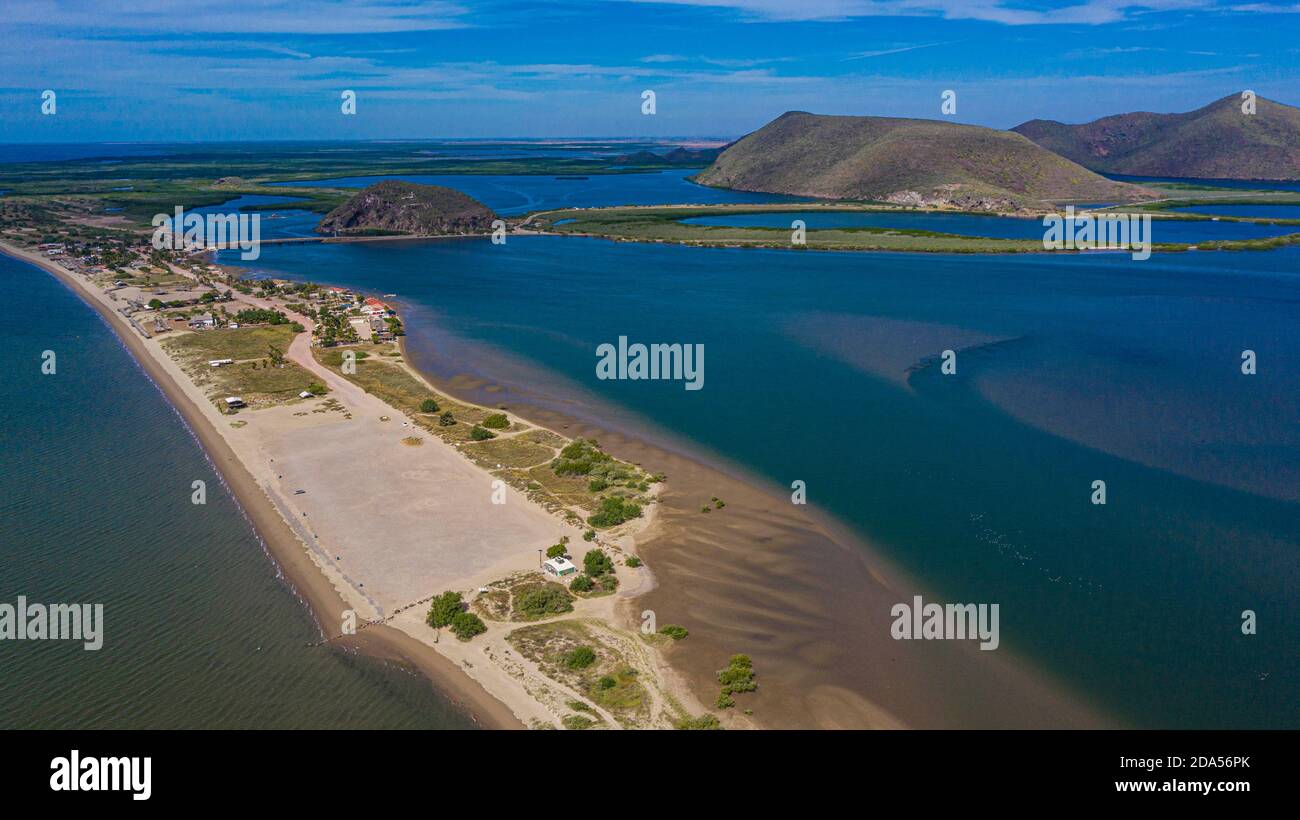 Plage et estuaire sur l'île El Maviri. Bande côtière dans le nord de Sinaloa entre la baie de Topolochampo et la mer de Cortez appartenant à Los Mochis, Mexique. (Photo par Luis Gutierrez / Norte photo /) Playa y estero en la isla El Maviri. Franja costera en el norte de Sinaloa entre la Bahía de Topologampo y el Mar de Cortés perteneciente a Los Mochis, Mexique. (Photo par Luis Gutierrez/Norte photo/) Banque D'Images