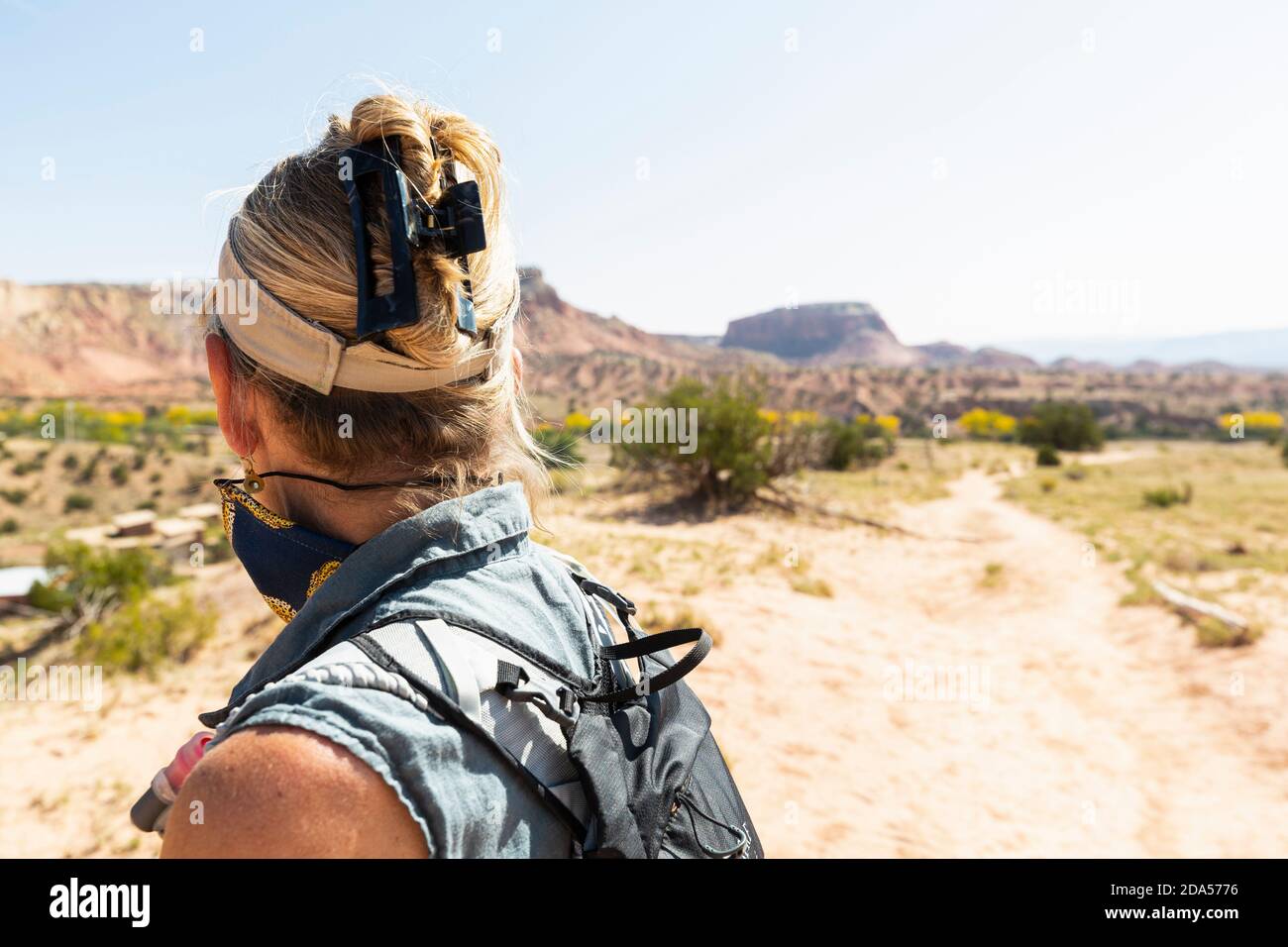 Femme adulte randonneur, Ghost Ranch, Nouveau-Mexique Banque D'Images